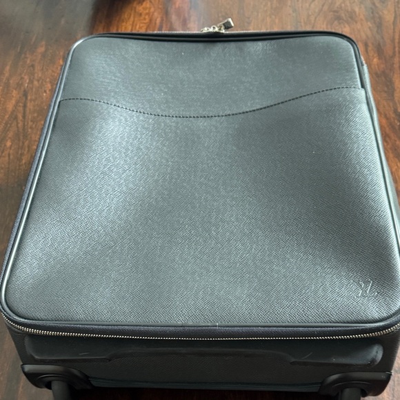 Louis Vuitton MINT CONDITION Black Taiga Leather Small Rolling Bag - Picture 1 of 16